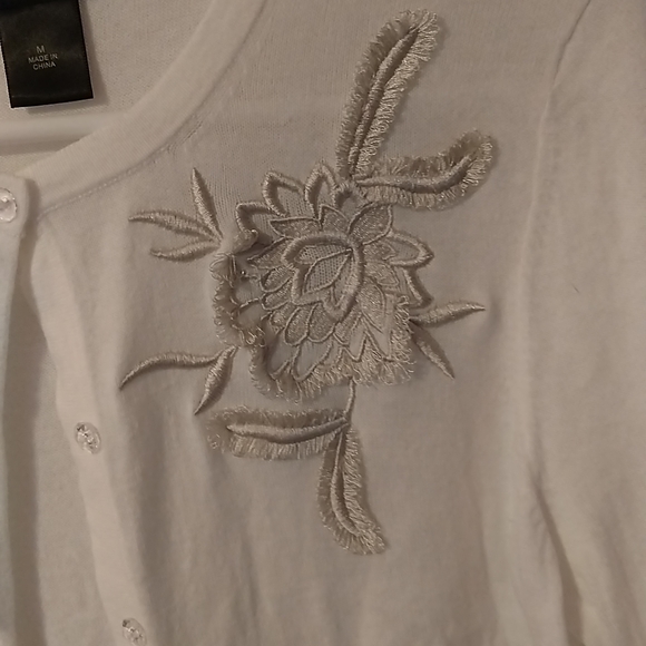 Ann Taylor White sweater with embroidered flower - Picture 2 of 3